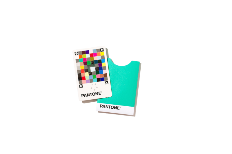 Um cartão Pantone de combinação de cor e seu envelope protetor